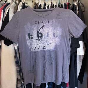 Epic Threads Men's Gray V-Neck Graphic y2k T-Shirt